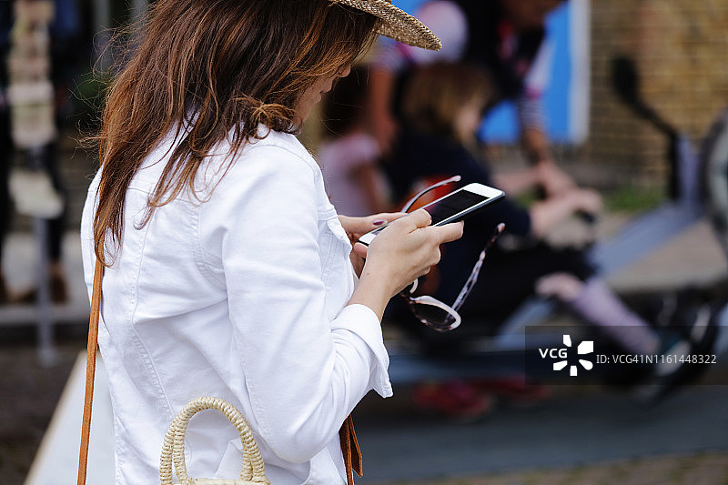 年轻女人伦敦街头使用智能手机图片素材