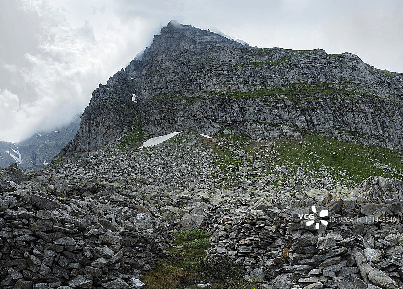 韦利亚阿尔卑自然公园的莱昂山和古老的阿尔卑斯山聚落全景图片素材