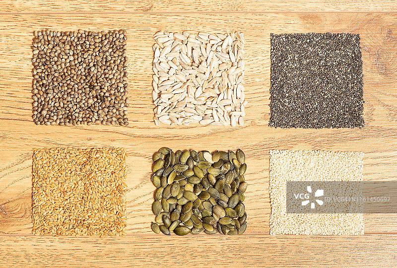 木质背景上的种子图片素材