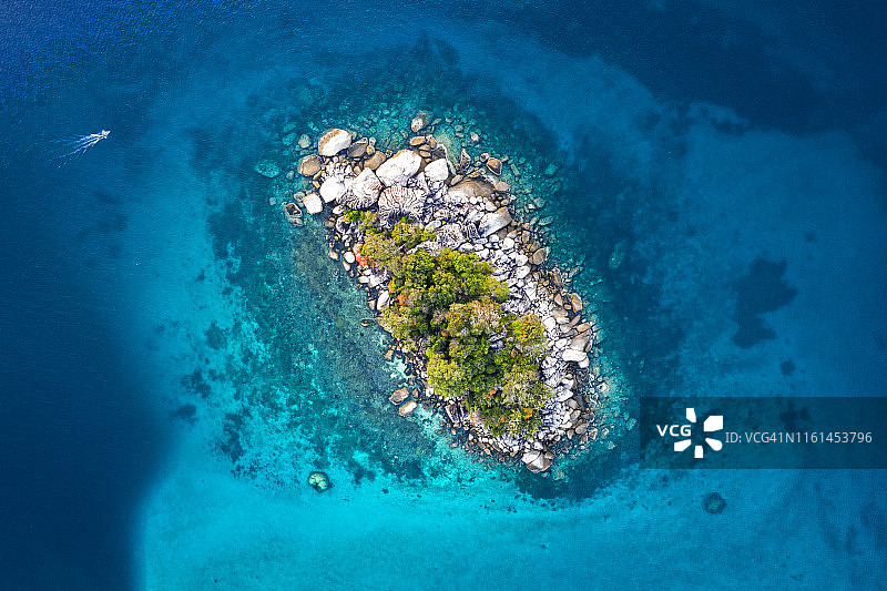 碧蓝大海中央的小岛图片素材