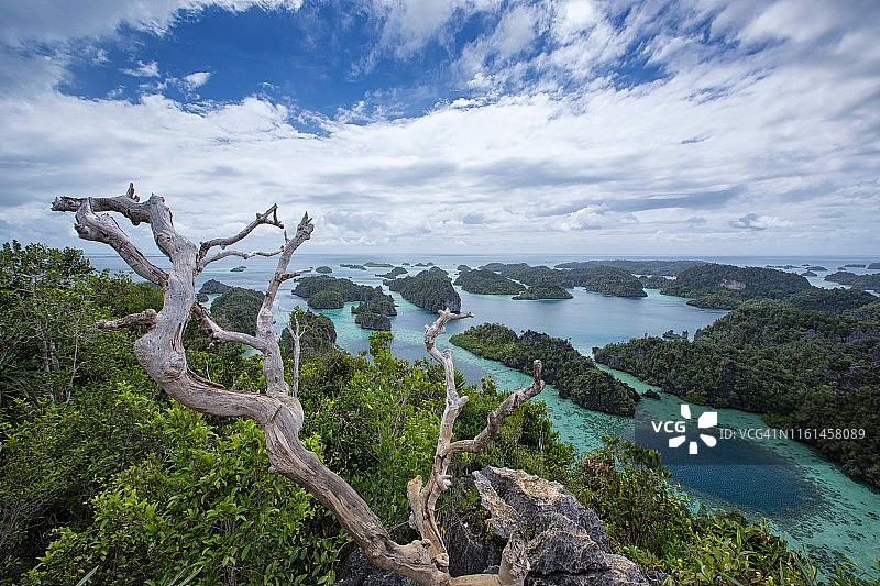 从印度尼西亚巴布亚拉贾安帕群岛米苏尔岛的哈法特·贾亚·达蓬洛尔看到的景色图片素材