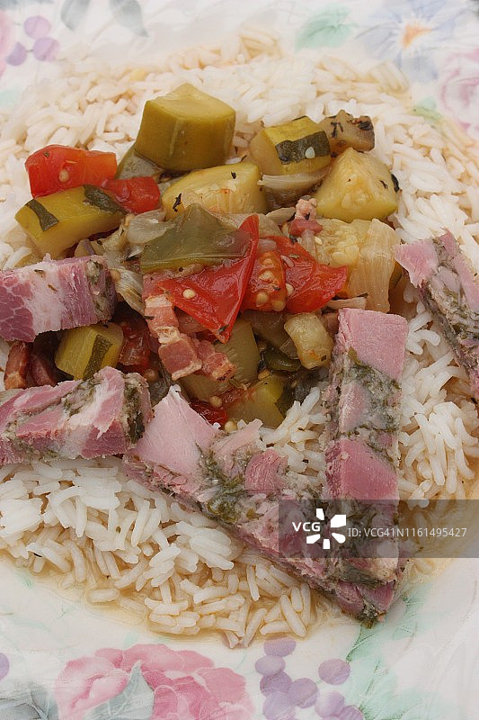 法式蔬菜杂烩配欧芹火腿和米饭图片素材