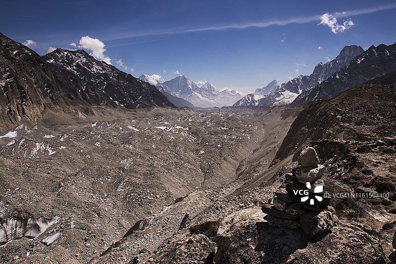 从尼泊尔珠穆朗玛峰大本营Gokyo徒步路线的流氓观景点向南眺望Ngozumpa冰川图片素材
