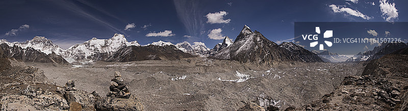 尼泊尔珠穆朗玛峰山区流氓观景点全景banner:珠穆朗玛峰、洛子峰和卓奥友峰,经由Gokyo徒步至珠峰大本营图片素材