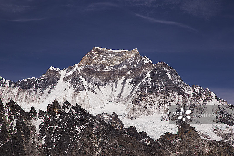 从尼泊尔Gokyo徒步路线的珠穆朗玛峰大本营眺望卓奥友峰图片素材