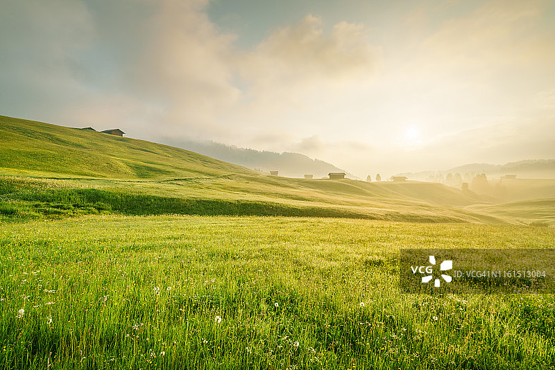 意大利多洛米蒂山脉的日出图片素材