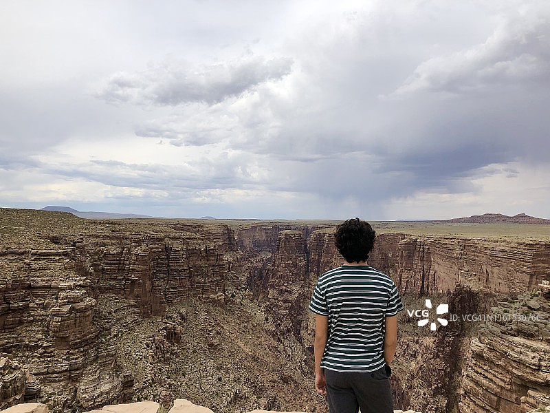 青少年男孩看着美国大峡谷图片素材