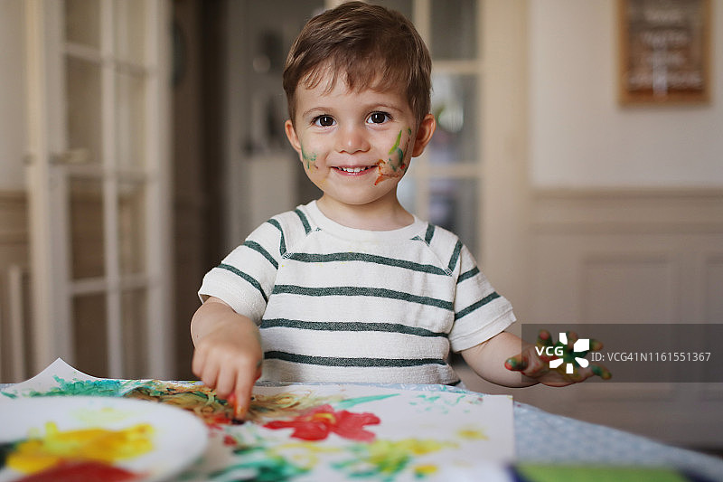 2岁男孩在家画画图片素材