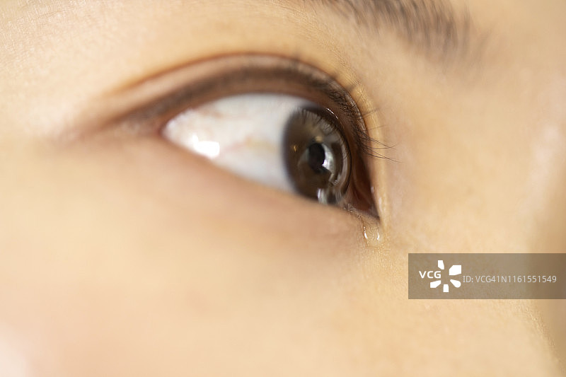 年轻女人的眼泪图片素材