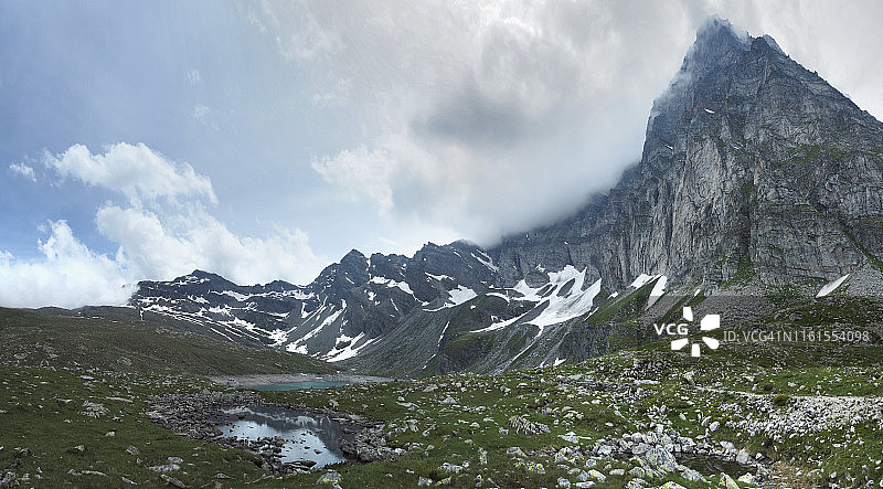 莱昂山和阿维诺湖高山水库全景图片素材