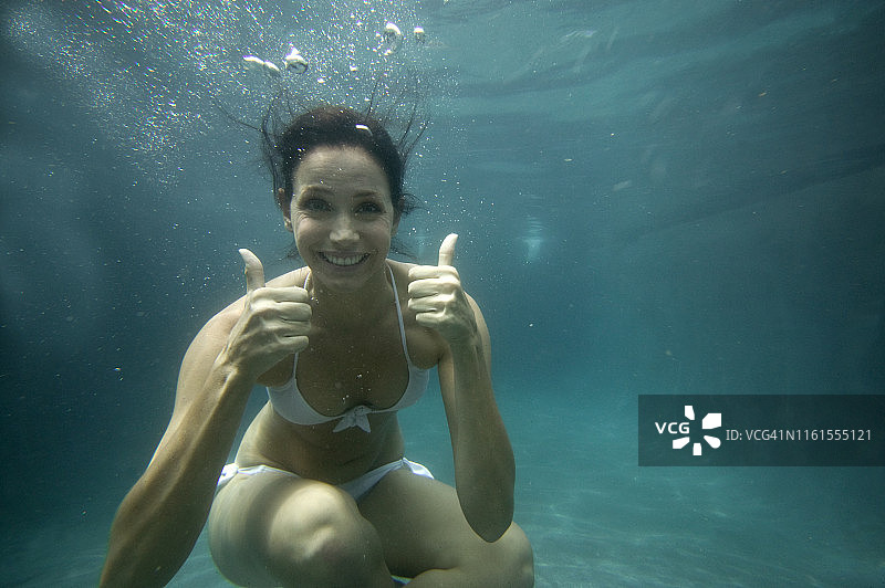 在游泳池水下的女人图片素材