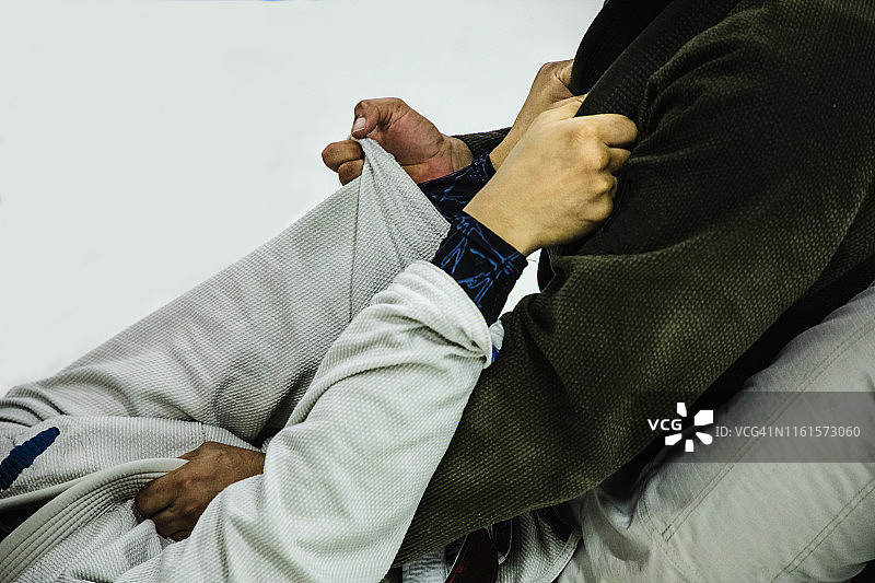 两名男子互相抓着对方的柔术服图片素材