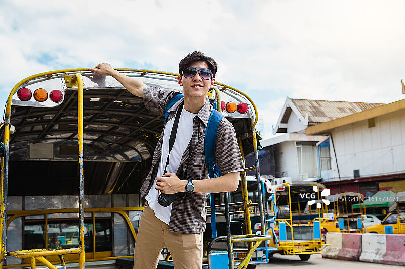 在泰国孔敬市乘坐当地巴士的年轻亚洲旅行者图片素材