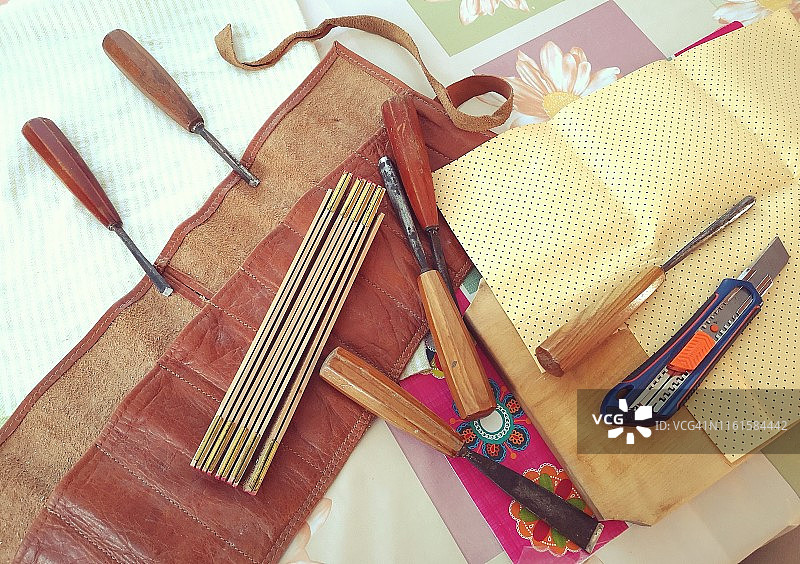 桌子上的手工艺工具图片素材
