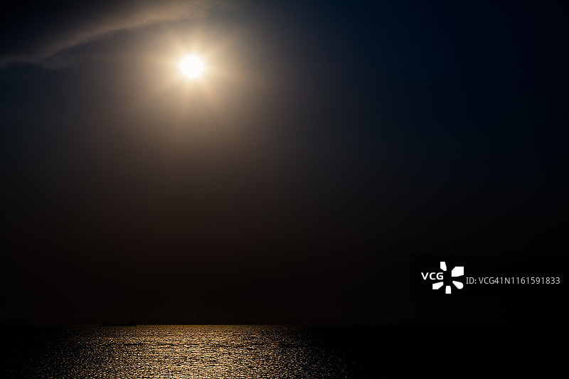 海面上的乌云和阳光图片素材