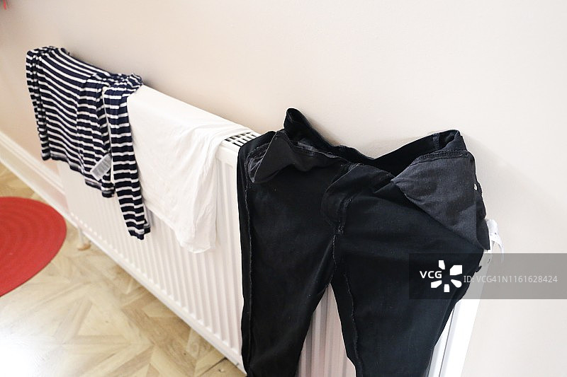在散热器上晾衣服图片素材