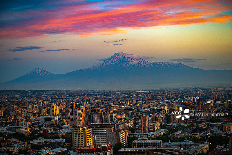 亚美尼亚埃里温和阿拉拉特山全景图片素材