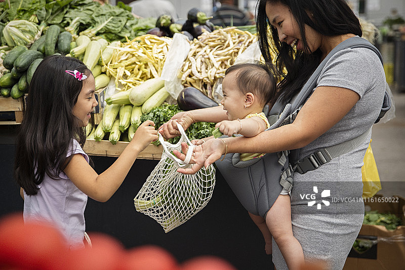 母亲带孩子在市场购物图片素材