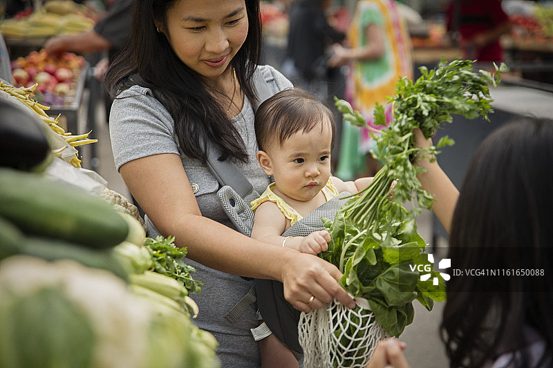 母亲带孩子在市场购物图片素材