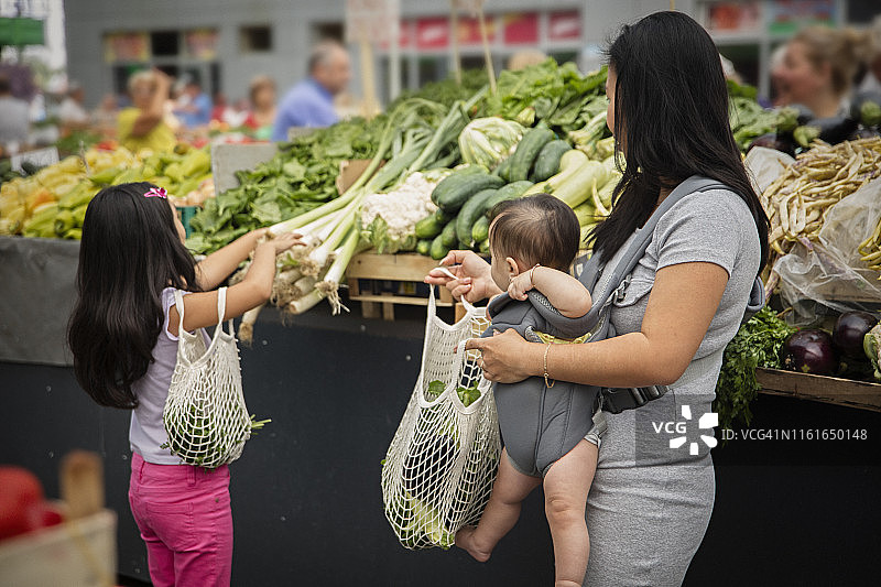 母亲带孩子在市场购物图片素材