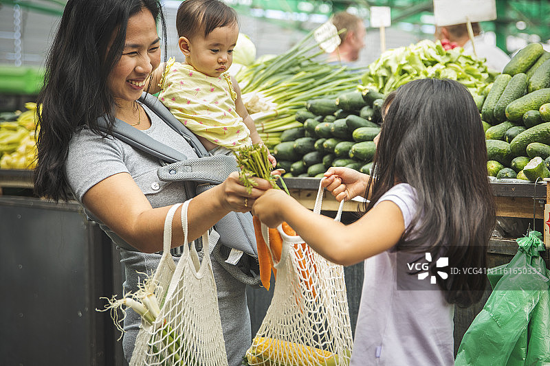 母亲带孩子在市场购物图片素材