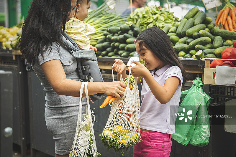 母亲带孩子在市场购物图片素材