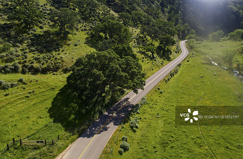 蜿蜒的峡谷公路图片素材