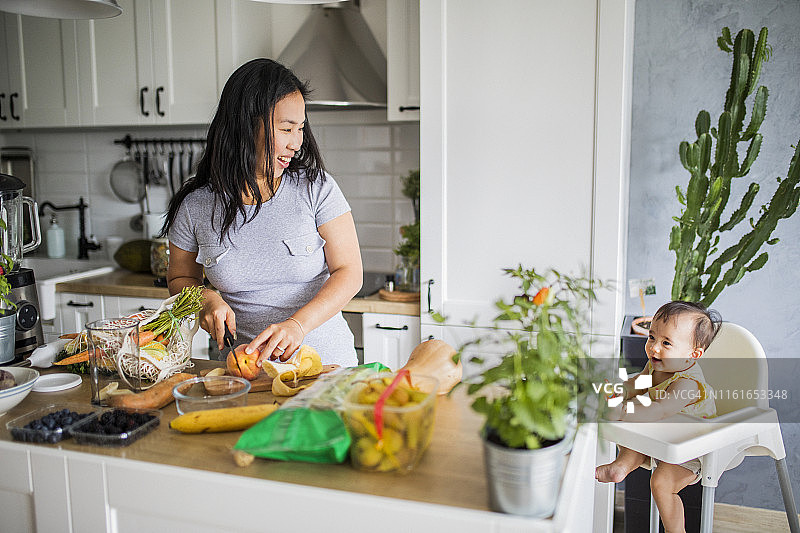 为孩子们制作健康的营养餐图片素材