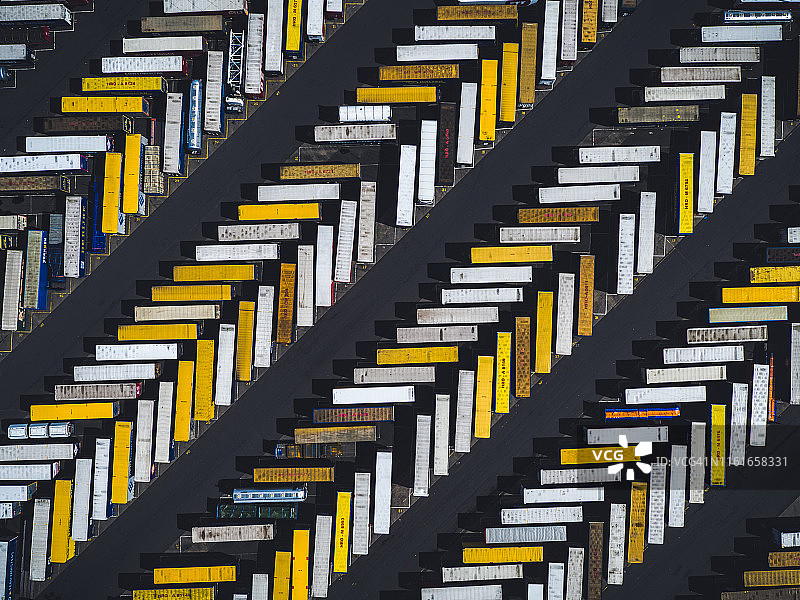 英国斯肯索普停放的卡车航拍图片素材