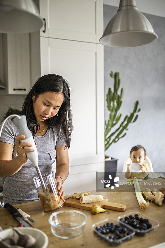 为宝宝制作健康的果蔬餐图片素材