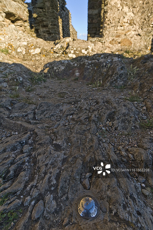 塞尔瓦港的城堡遗址与大地测量顶点标记图片素材