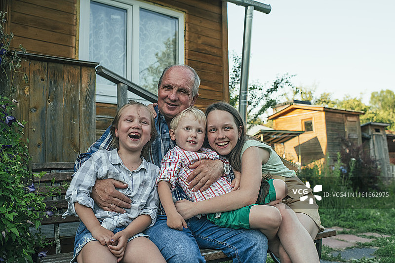 夏季在后院与祖父在一起的儿童图片素材