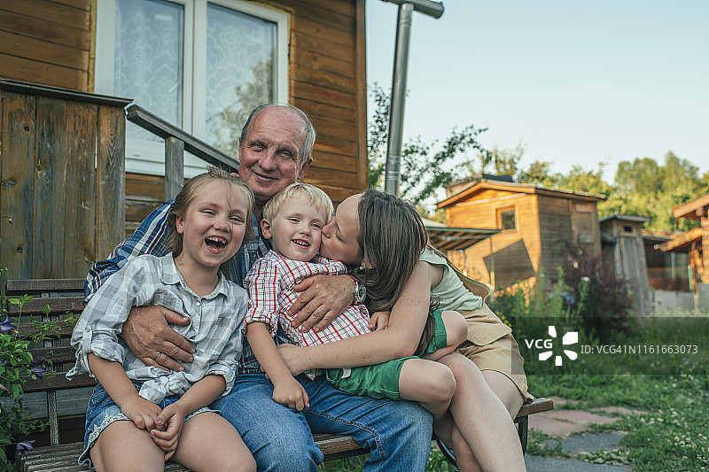 夏季在后院与祖父在一起的儿童图片素材