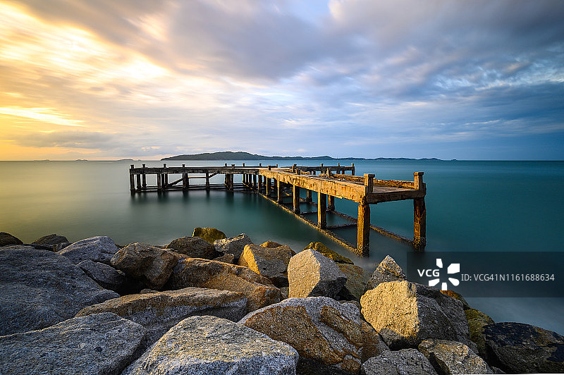 泰国罗勇府的日出海景图片素材