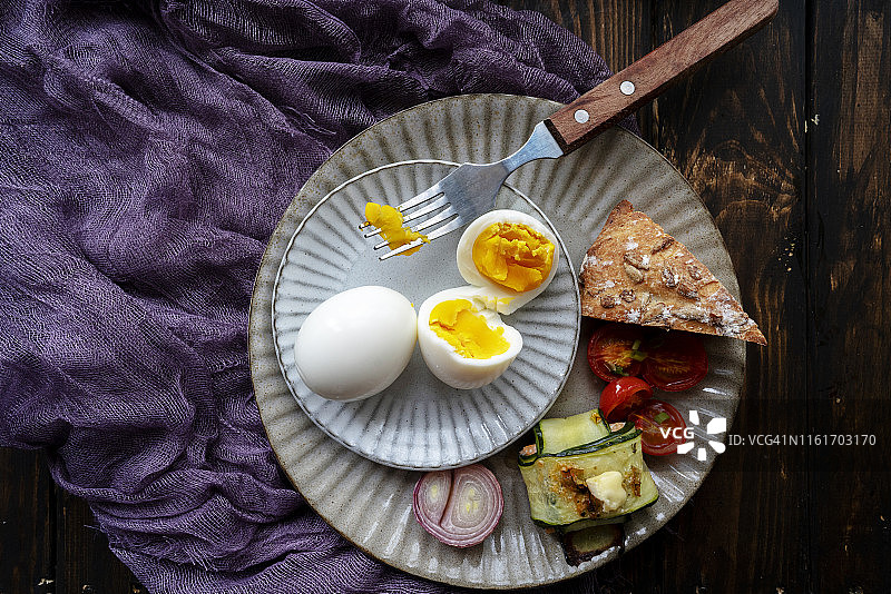 自制健康早餐：黄瓜卷、煮鸡蛋和全麦面包图片素材