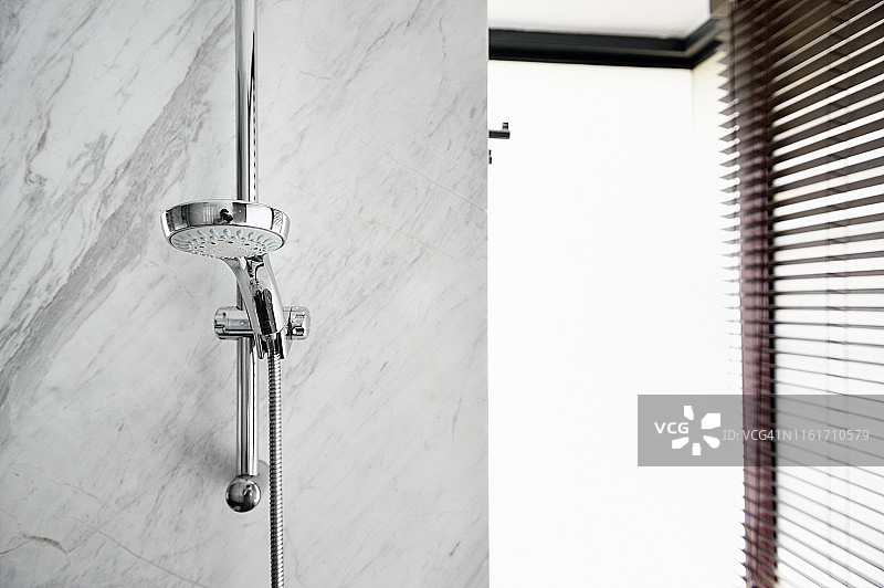 豪华玻璃大理石淋浴房内的淋浴喷头图片素材
