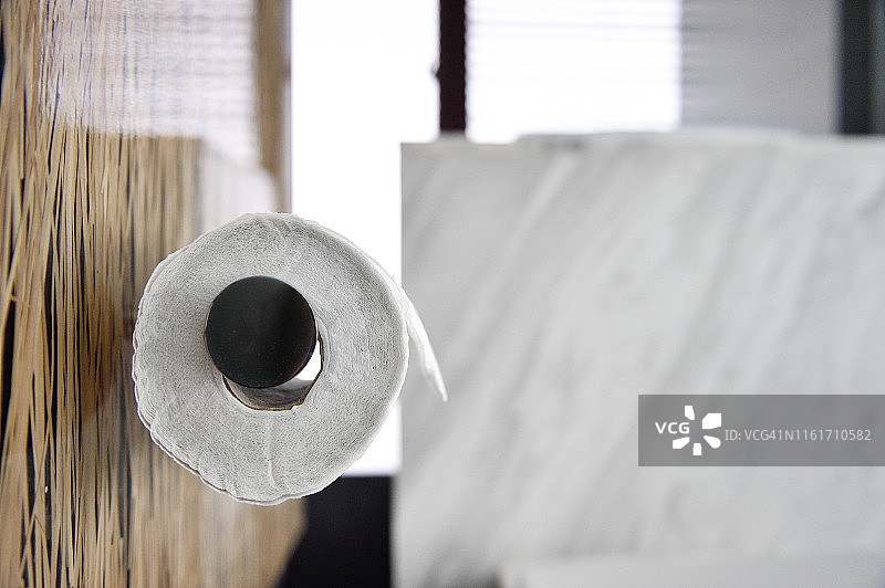 豪华浴室里的卫生纸架图片素材