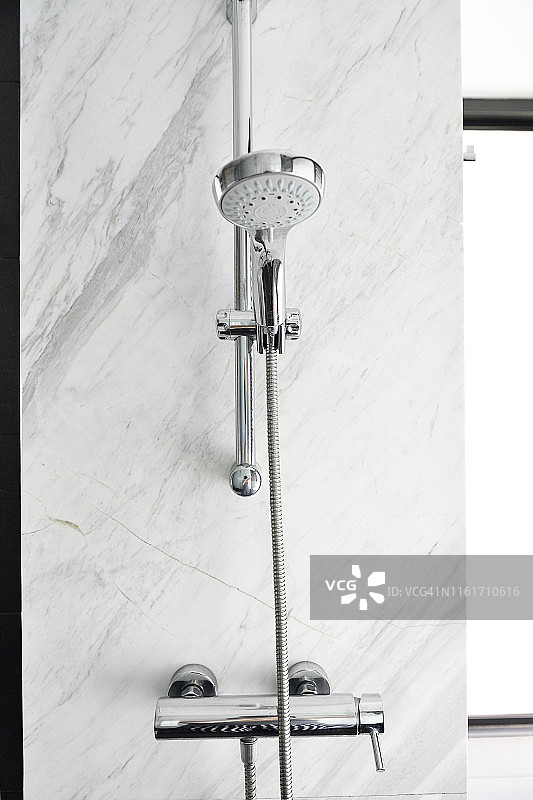 豪华玻璃大理石淋浴房内的淋浴喷头图片素材