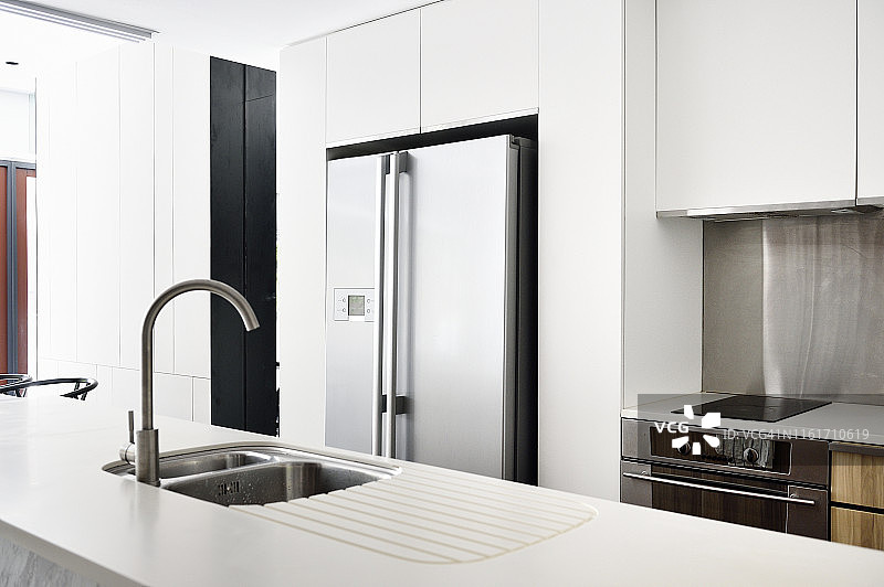 现代豪华公寓的厨房图片素材