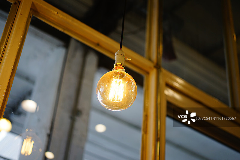 复古灯泡与暗色背景图片素材