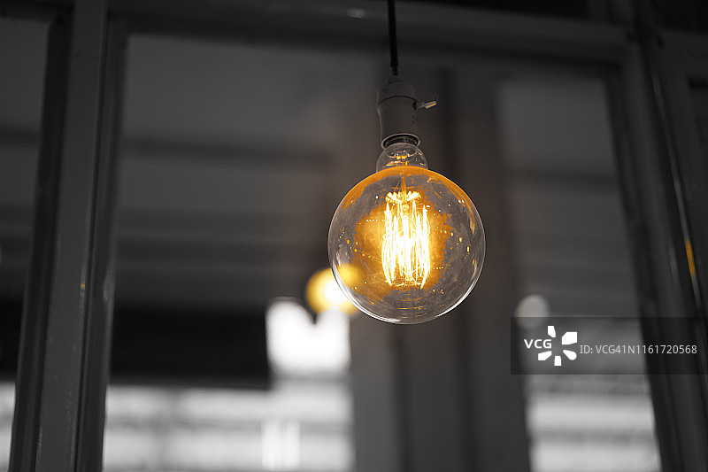 复古灯泡与暗色背景图片素材