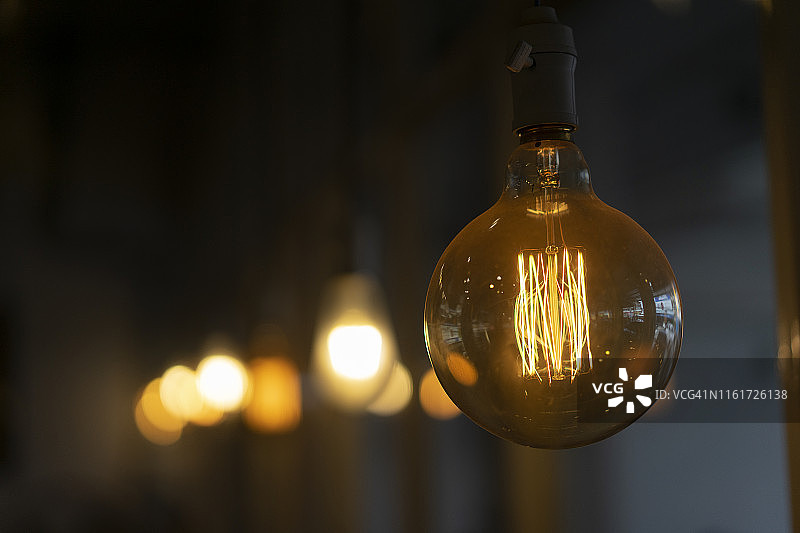 复古灯泡与暗色背景图片素材