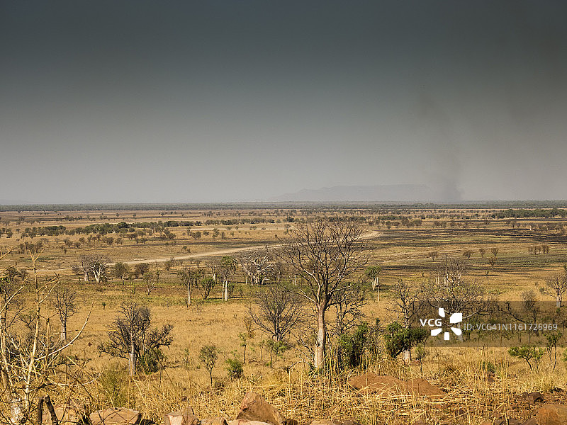 猴面包树和远处丛林大火的烟雾，帕里泻湖自然保护区图片素材