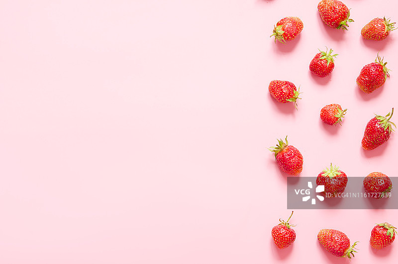 粉色背景上的草莓俯视图，留白图片素材