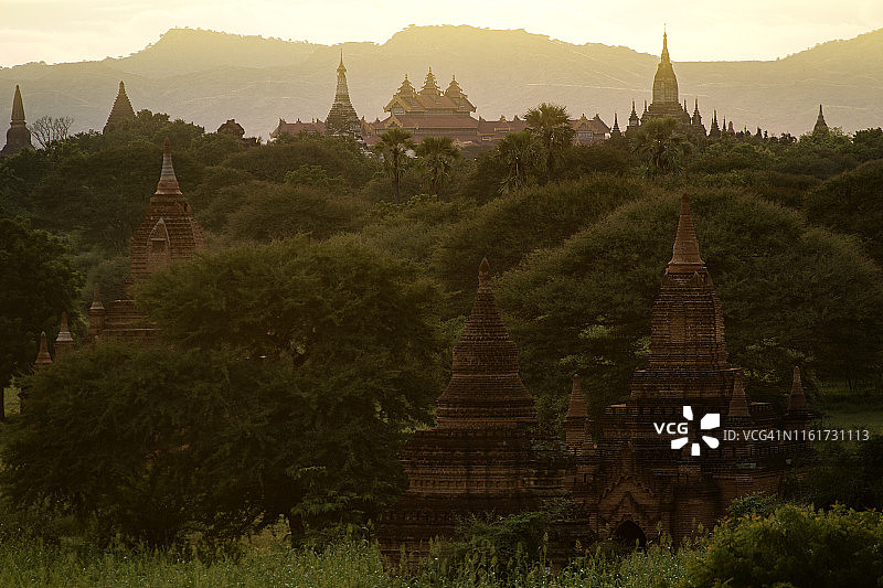 缅甸中部平原伊洛瓦底河附近的蒲甘佛塔遗址（联合国教科文组织世界遗产）图片素材