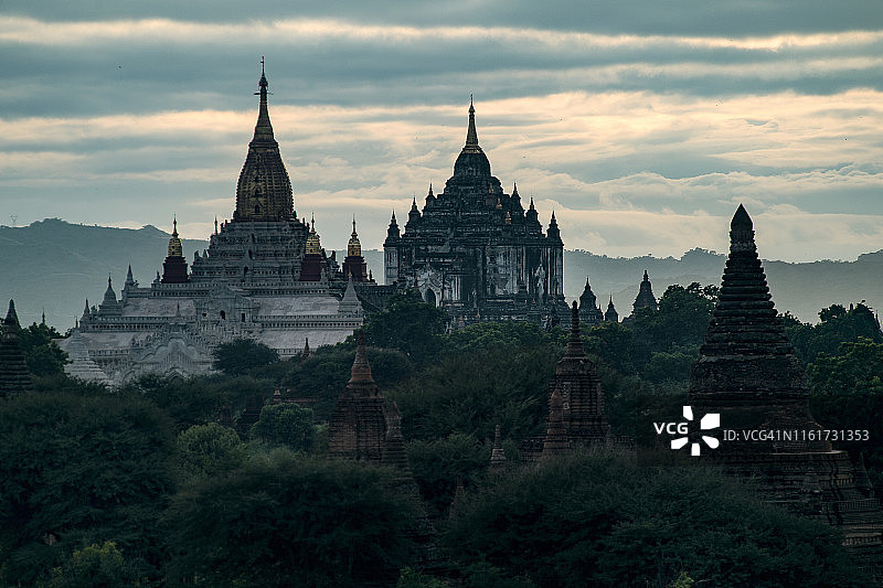 缅甸中部平原伊洛瓦底河附近的蒲甘佛塔遗址（联合国教科文组织世界遗产）图片素材