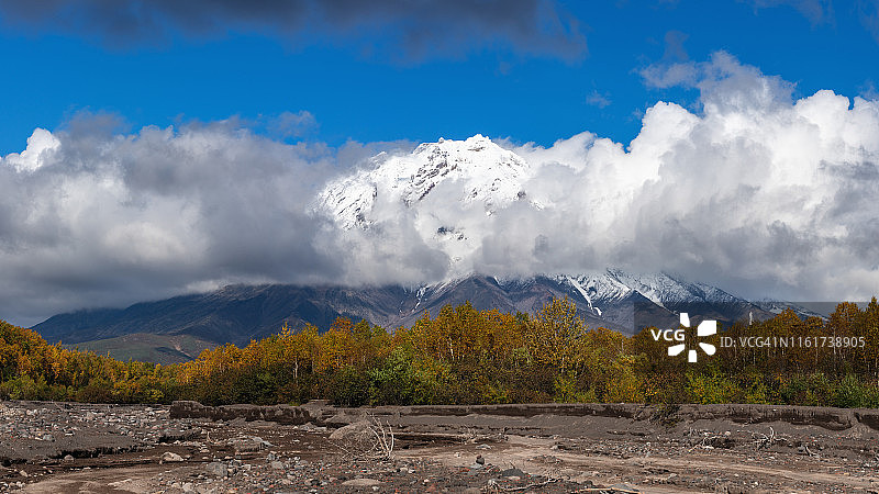秋季山脉全景：通往活火山的火山干河道路图片素材