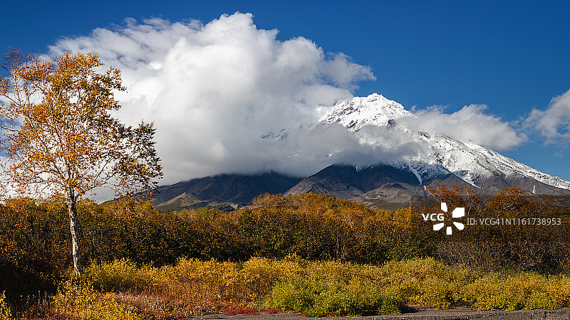 山地景观—圆锥形雪山活火山的秋季景色图片素材