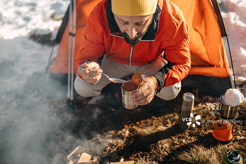 男人在山上准备食物图片素材