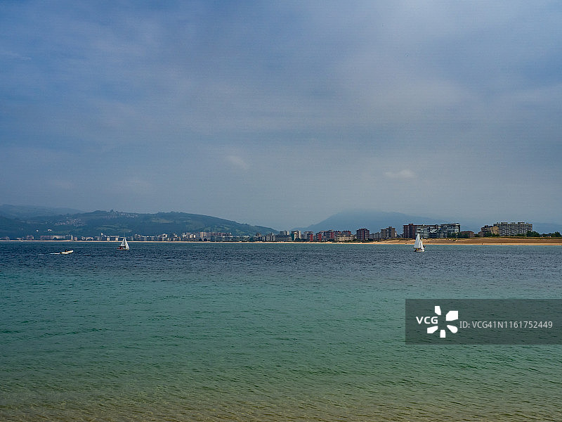 西班牙坎塔布里亚沿海景观：拉雷多和桑托尼亚之间航行的船只图片素材